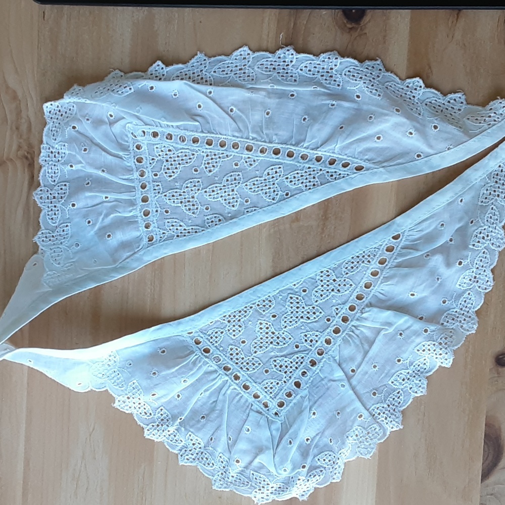 Vintage Women's White 1-PC Ruffled Collar Cutout Floral Pattern 28"